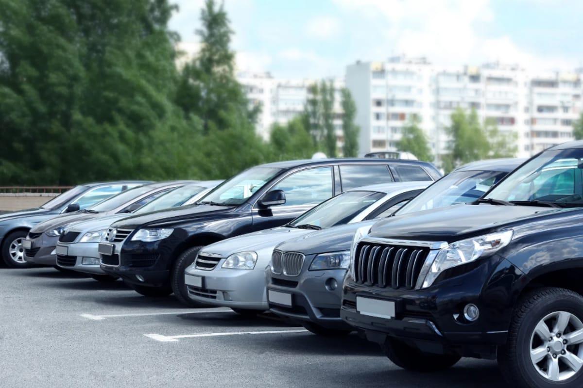 Najlepsze opcje parkingowe przy lotnisku Chopina – Ceny, lokalizacje i rezerwacja