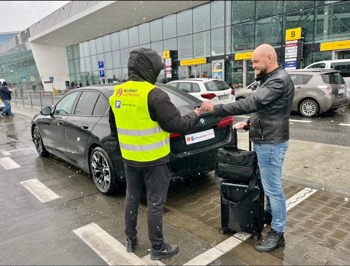 Handover protocol and car condition documentation at Bliskolotniska