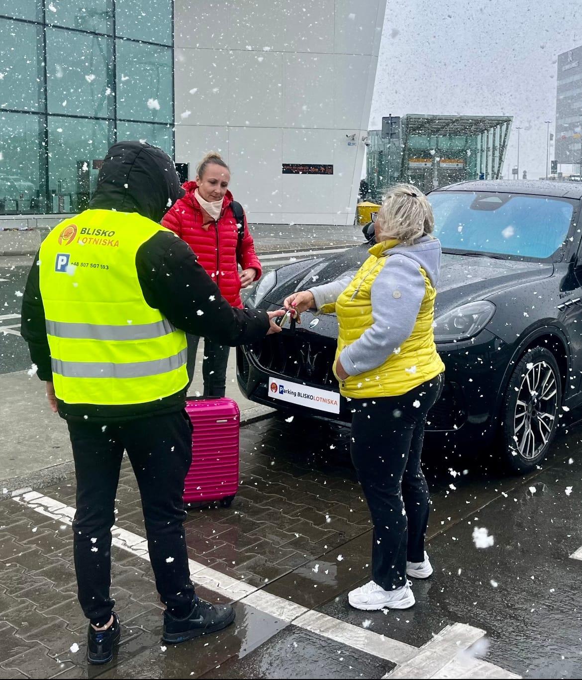 Secure, fenced and monitored VIP parking at Bliskolotniska
