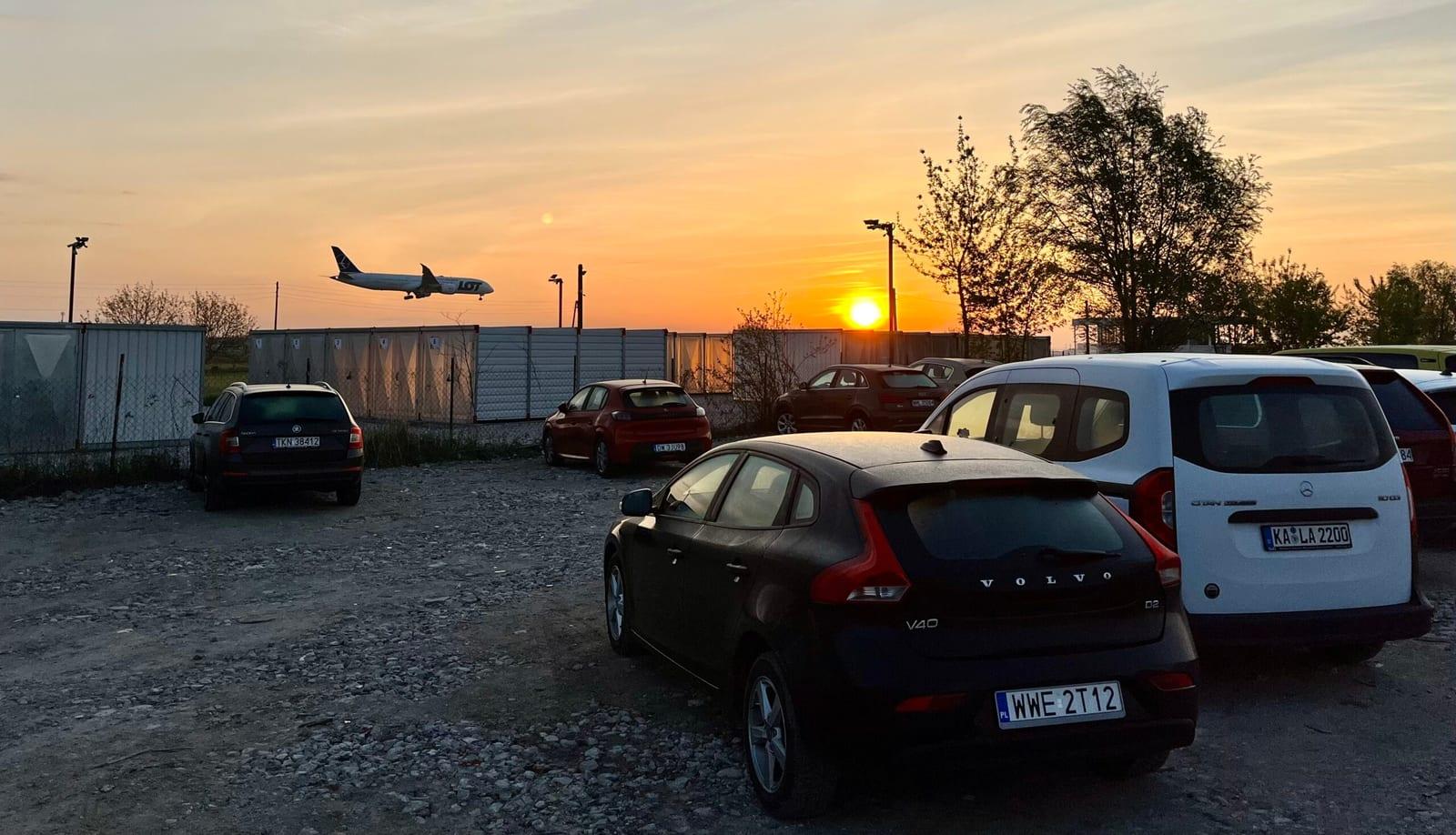 Parking przy Lotnisku Chopina o zachodzie słońca