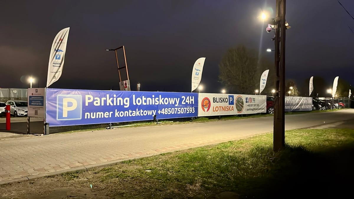 Bus transferowy Bliskolotniska pod terminalem lotniska