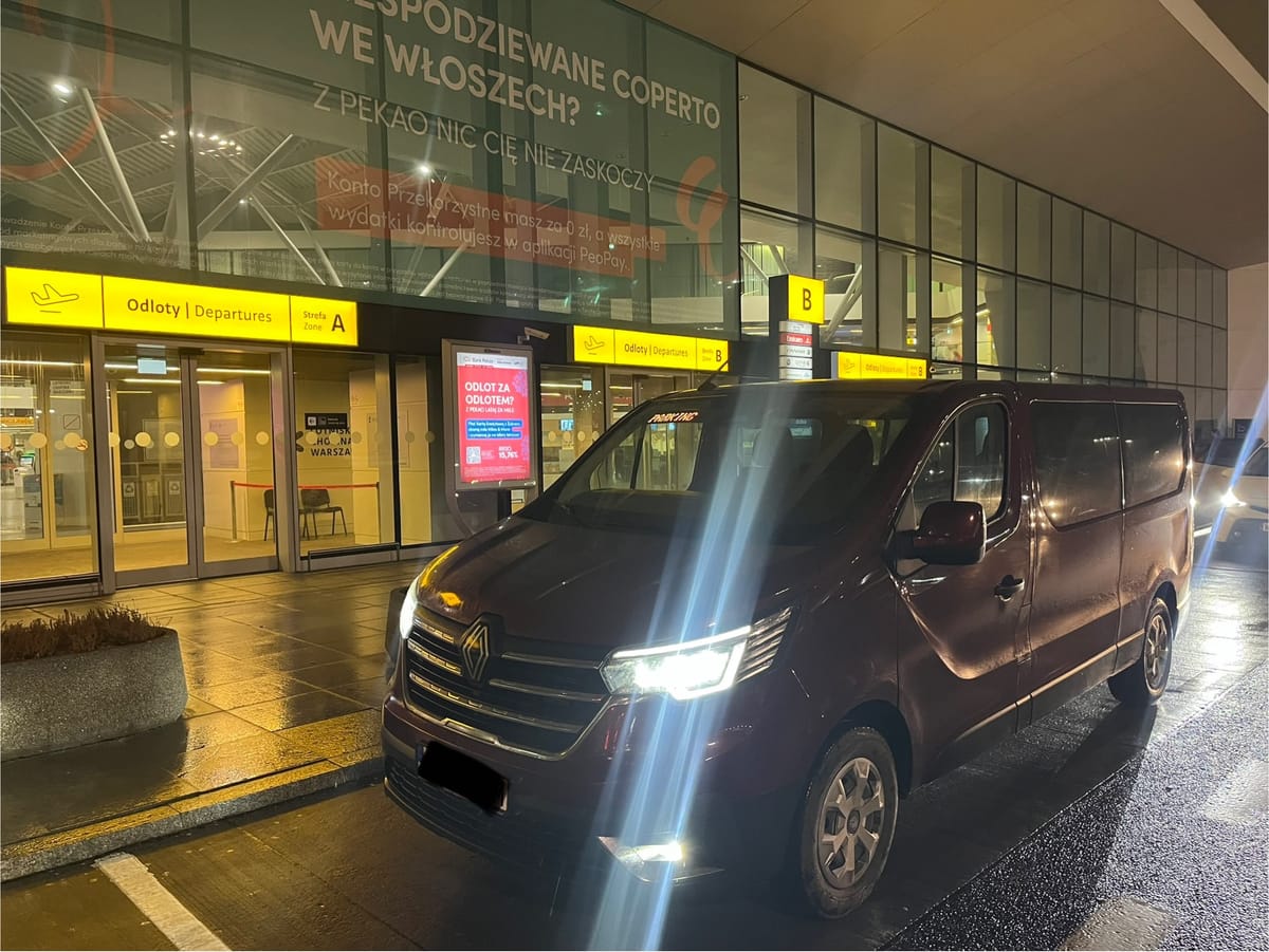 Wjazd na parking Bliskolotniska od Alei Krakowskiej