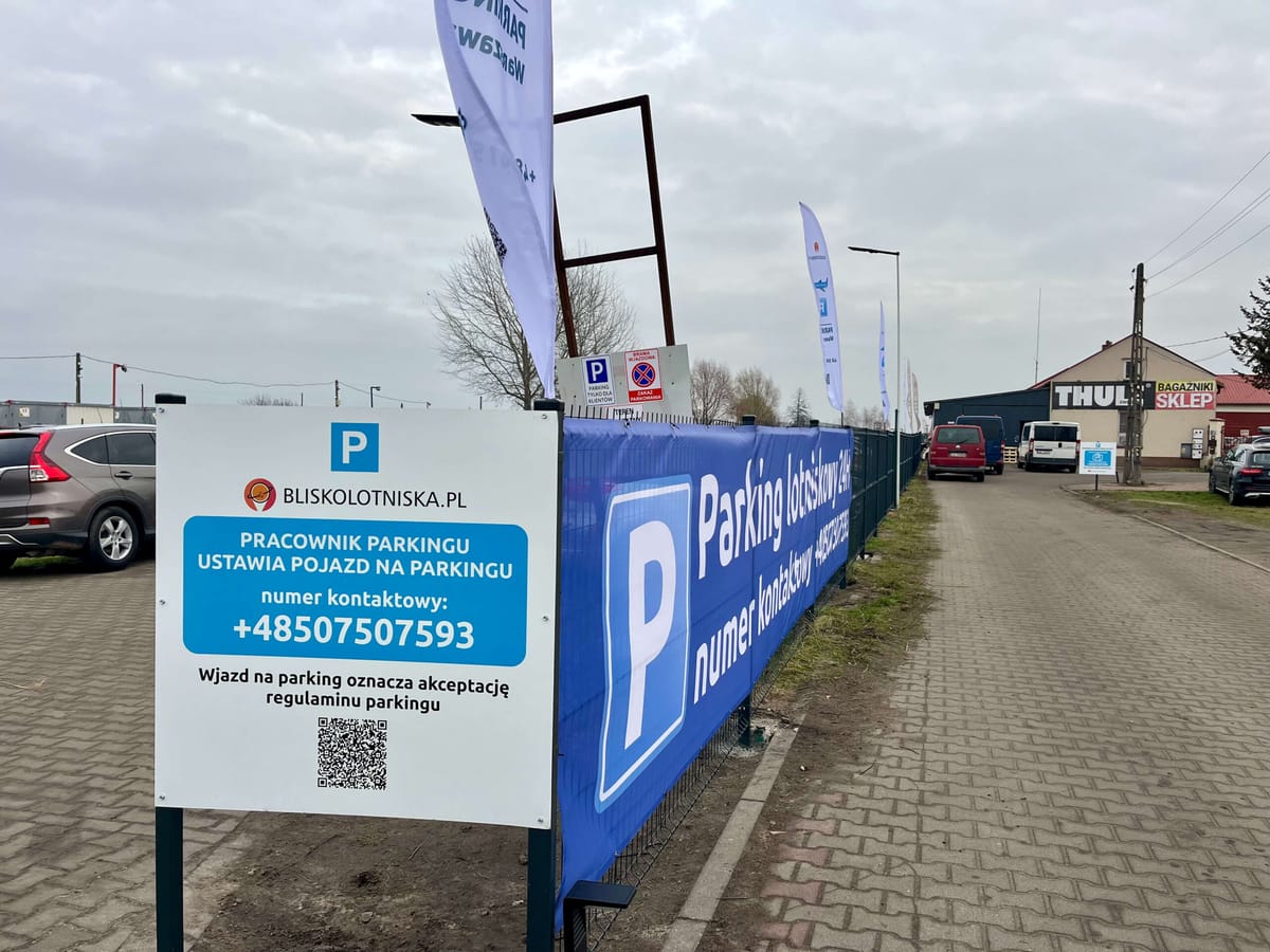 Utwardzony parking przy Lotnisku Warszawa-Chopina