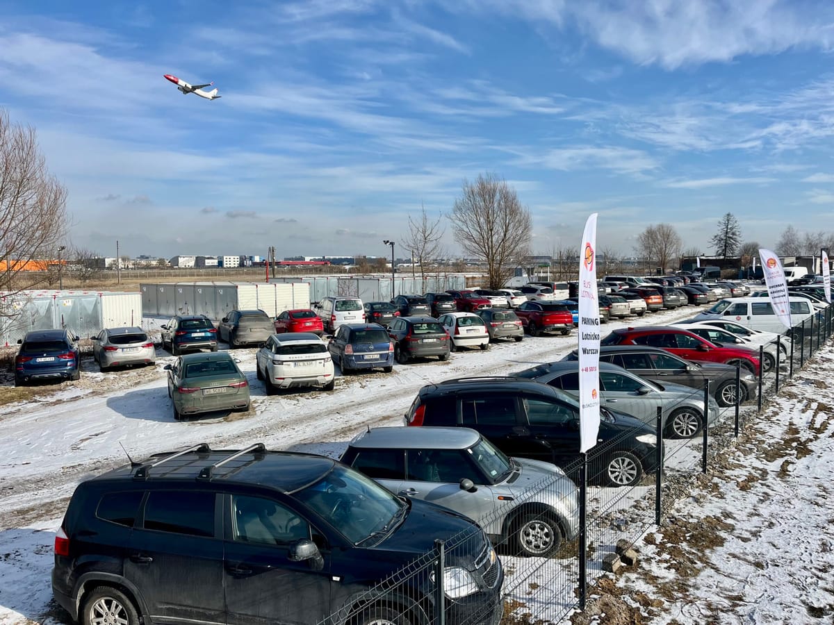 Parking Bliskolotniska przy Lotnisku Chopina nocą