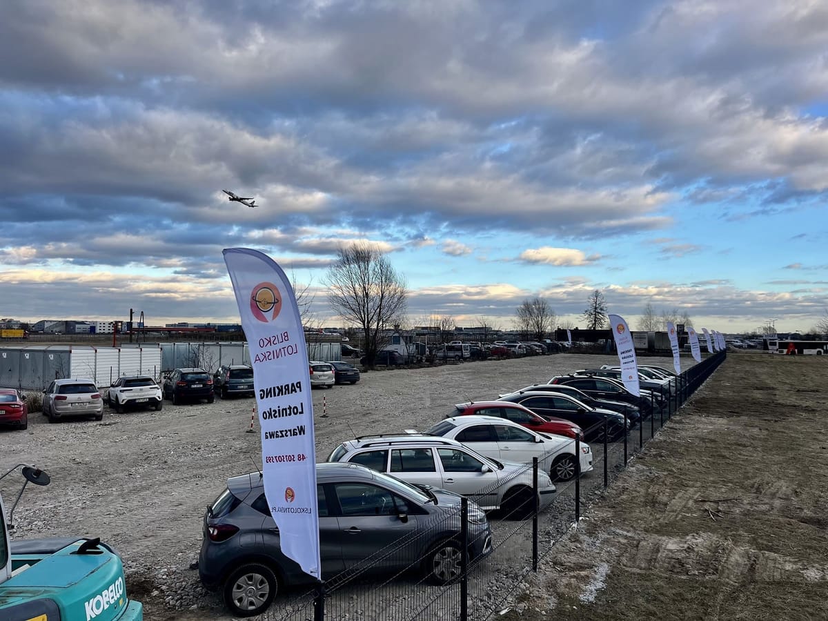 Utwardzony parking przy Lotnisku Warszawa-Chopina