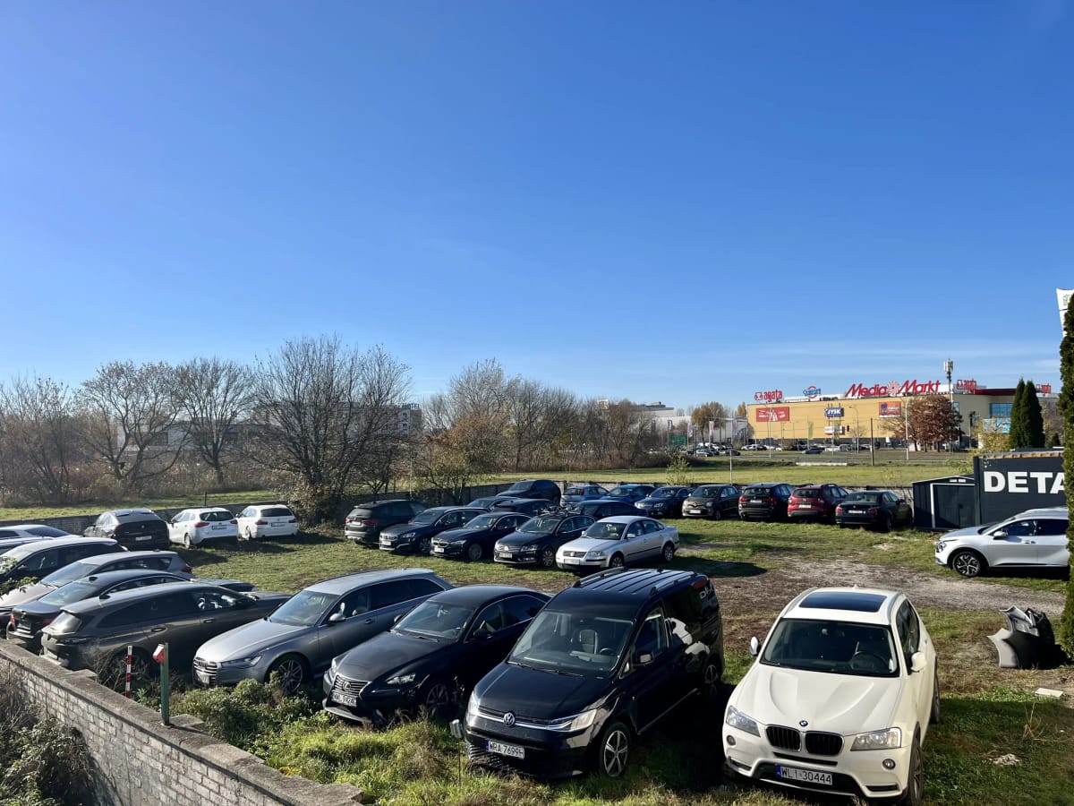 Wjazd na parking Bliskolotniska od Alei Krakowskiej