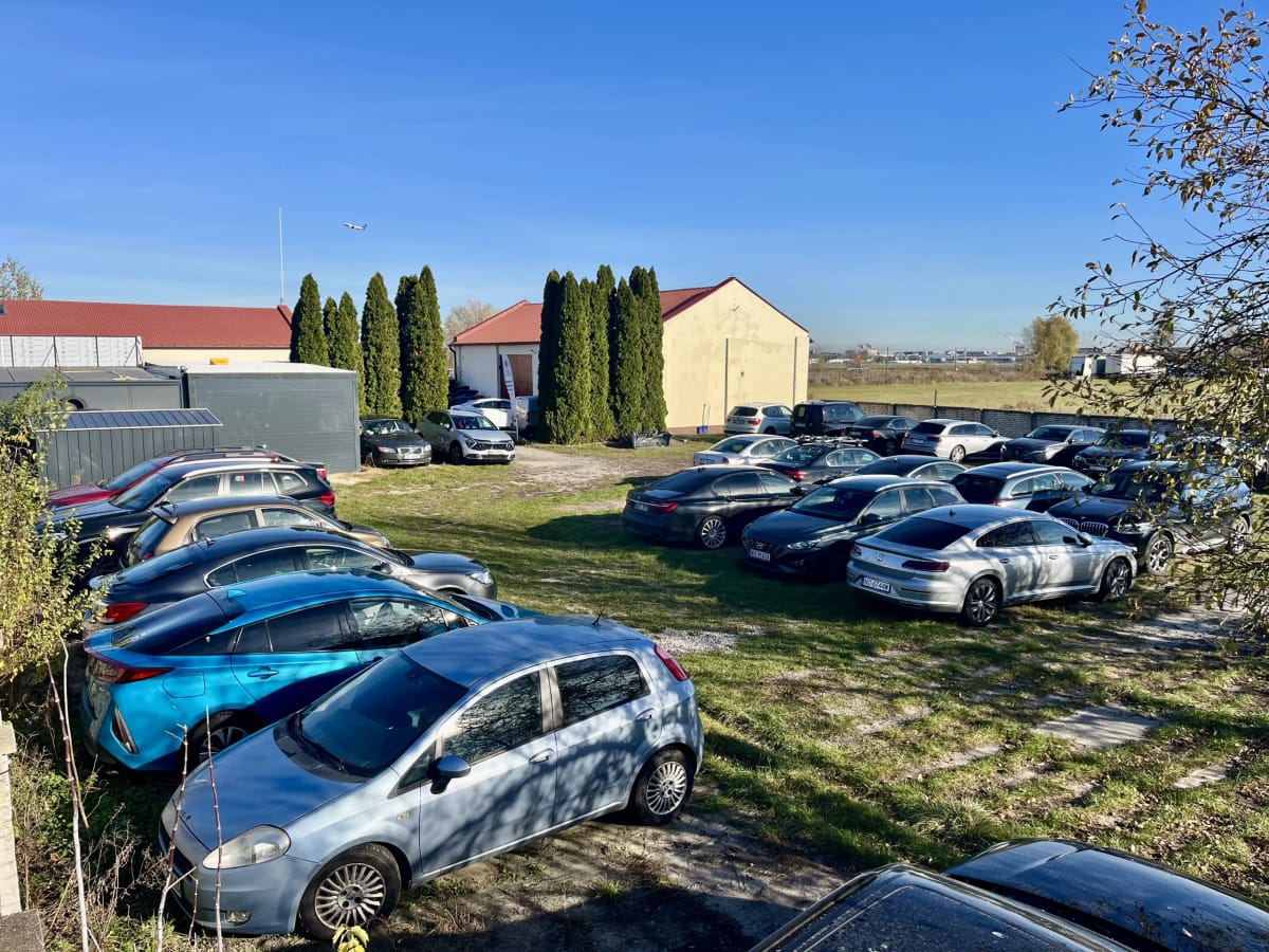 Utwardzony parking przy Lotnisku Warszawa-Chopina